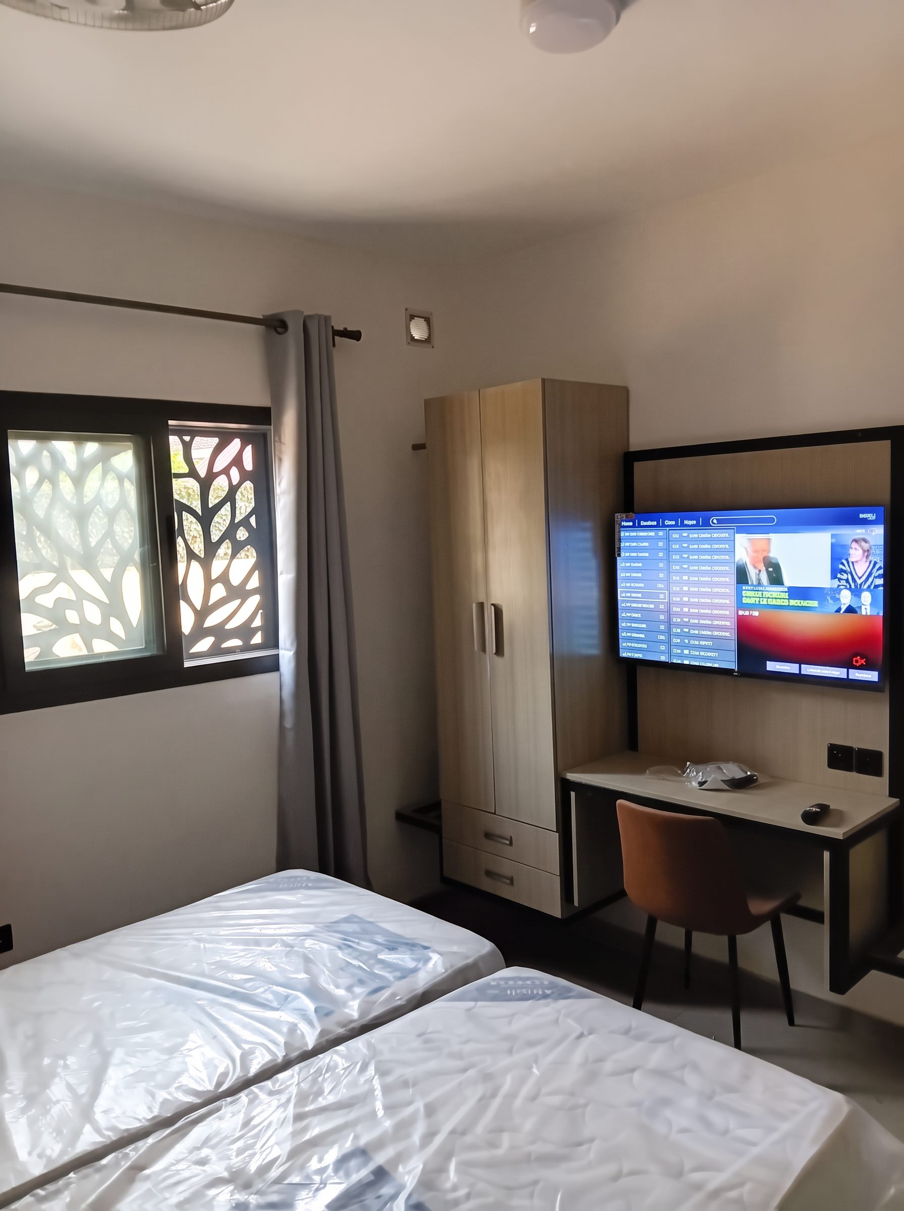 Chambre de la résidence avec lit, fenêtre et mobilier
